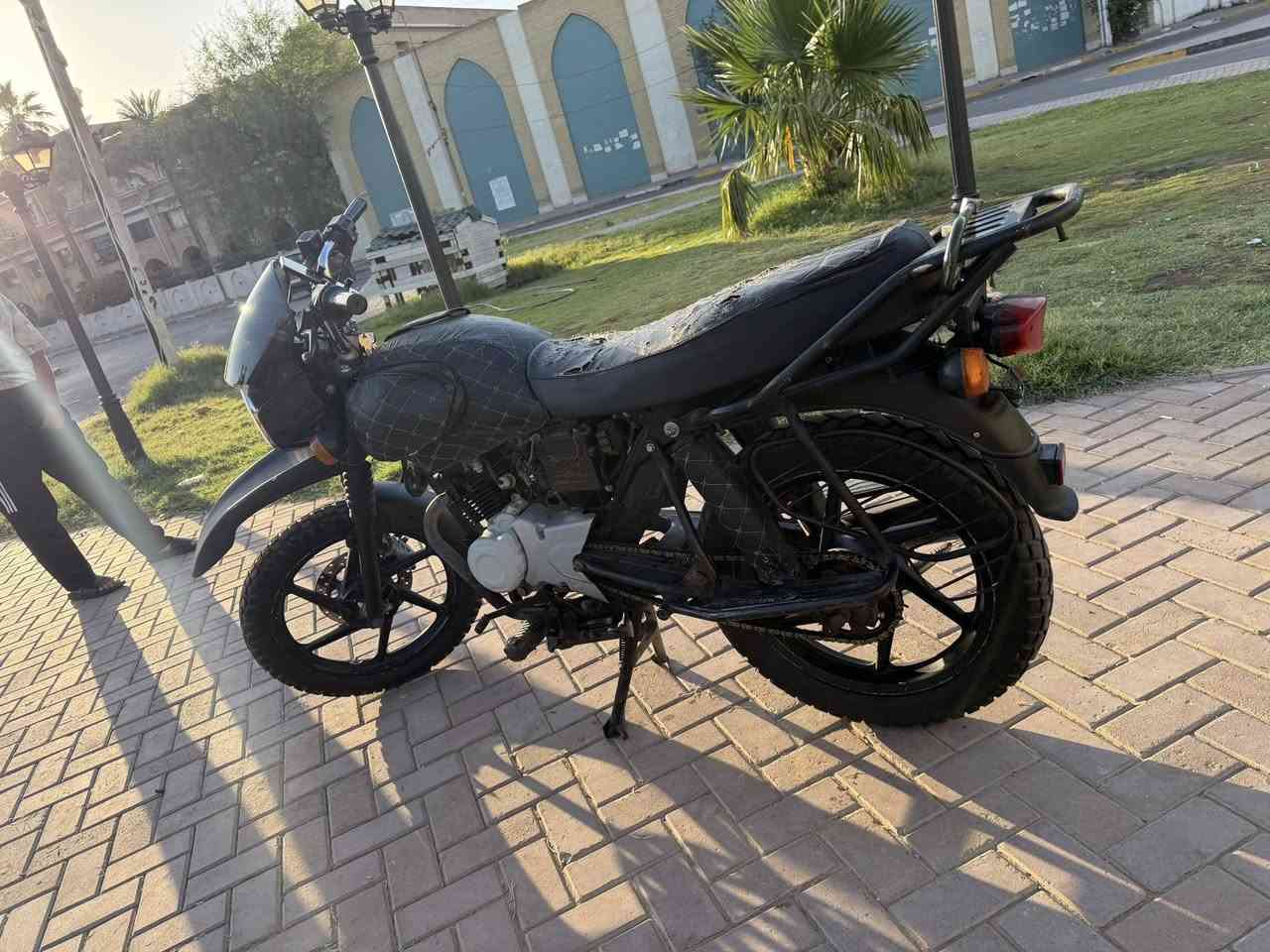 سلام عليكم ، بوكسر موديل ٢٢ شغل واطلع اشتغل 

نقصها شخاطه مال سلف ، صفاحيه يسره 

زوج تايرات الخلفي اخذته ب٦٥ اندنوسي 
زنون عالي ناصي ثلجي  
مكاني اعظميه السعر ^مليون^ وبيها مجال بسيط حك الجيه  ***********
