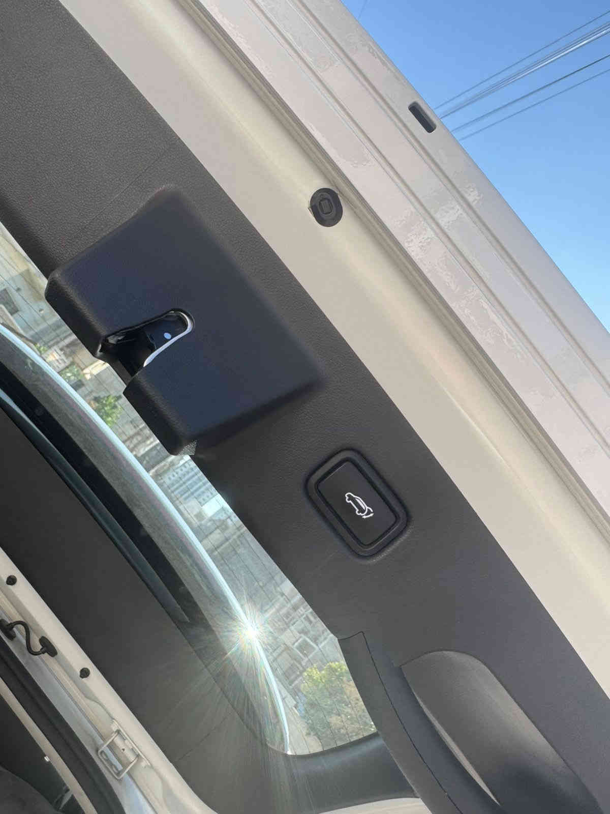 السلام عليكم 
توسان 2024 خليجيه 
ماشيه 19 km الف 
فول مواصفات 1/1 
رقم بغداد بأسمي 
جنطه كهرباء ، كشنات كهرباء ، تدفئه 
داخل ابيض جديده جداً زيرو السياره 
بيها  رصعتين وحده ب جاملغ الأمامي الأيمن 
ووحده بالجنطه فقط فقط 
السعر : 238$ الف 
المكان : بغداد اليرموك 
للاستفسار: ***********
بهاء ابو علي
