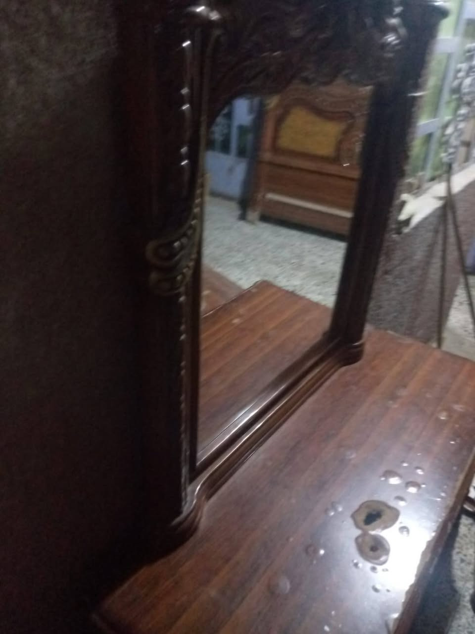 هذي بوفية ب100 وميز ب 35 جرباية حديد ب25  خشب ب 15 رقم الهاتف ***********
