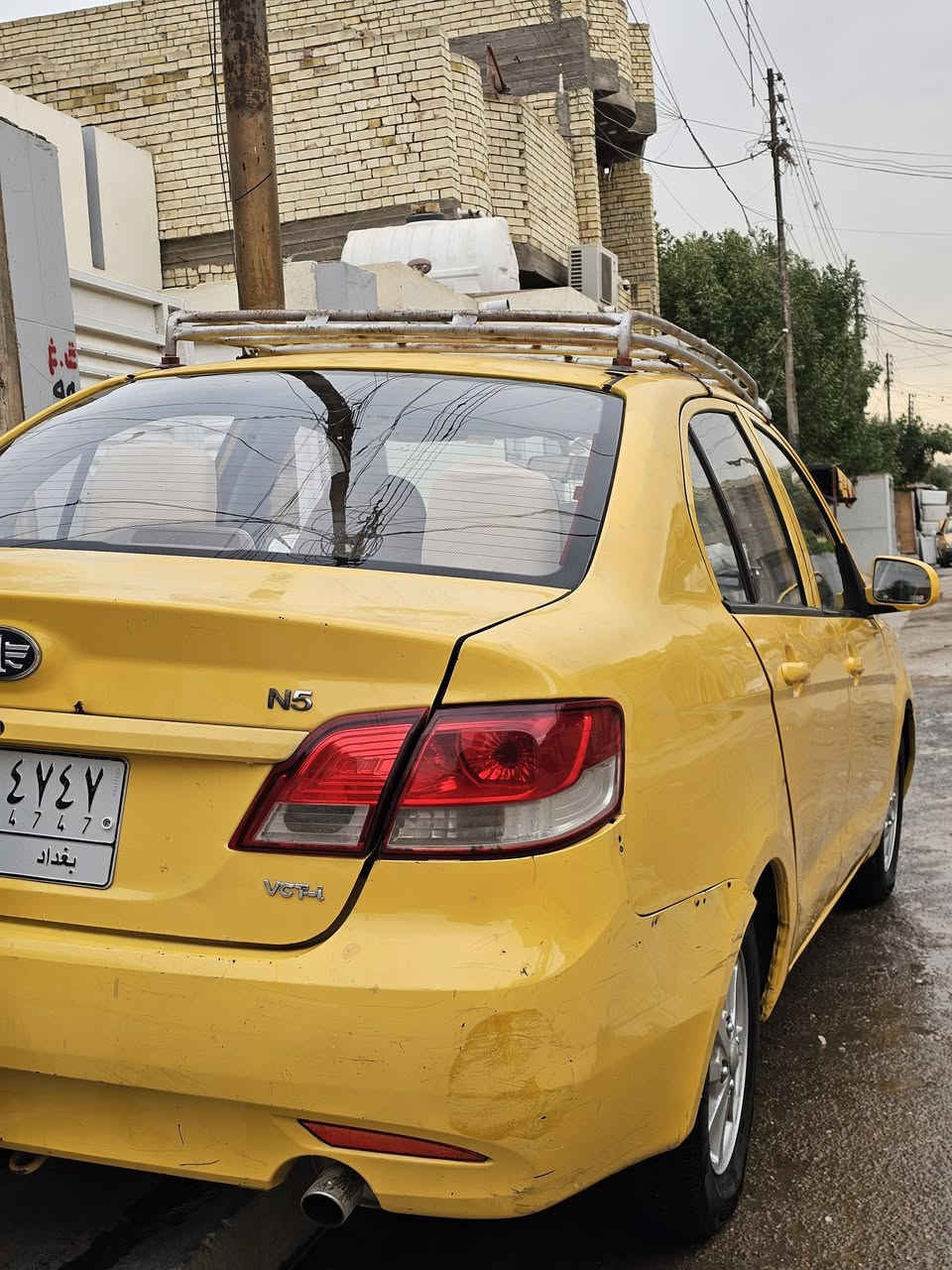 لسلام عليكم اخوان سيارة فاو صيني N5 2016 للبيع السيارة رادلهة ترتيب مكينة خير من الله ما بيهة تبديل بس صبغ الباب الخلفي لبورة الصدر وتبريد نقص غاز وبوري معوج يعني بيك ليك  خفيف وصدرهة كله جديد الله شاهد حتة دبلات امامي جدد بس بيهة طكطكة بل مشط مال استيرن وبس السيارة امانت الله ما موكفتني بشارح ابد نكرة شوكت ما تجيهة السيارة عليهة غرامات 3ملاين ولهيئة مصفرة اني ابيع السيارة ومالي علاقة بل غرامات السيارة بسم ابن عمي رايدهة ب20ورقة وبيهة مجال قليل هاذة رقمي ***********خابر ودلل العنوان بغداد زيونة مجاور مول دريم ستي
