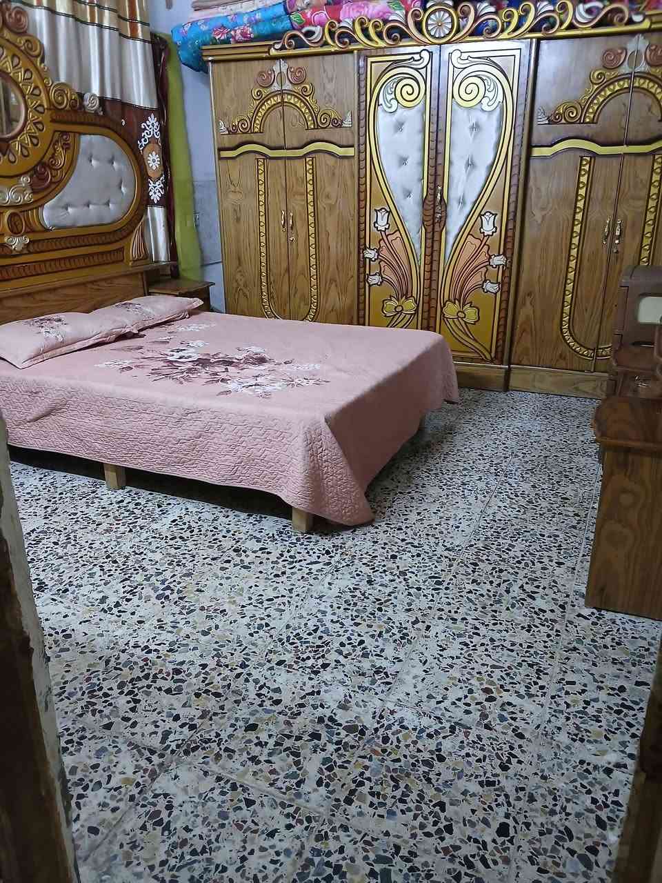 جمالسلام عليكم عندي بيت للبيع ب حي طارق القديم من جهه المحطه المفلشه ب الفرع يم الشيخ حاجم المساحه ١٣٥ متكون  من الغرفتين واستقبال وصاله وممر ومطبخ وصحيات  السعر ٨٠  واتصال على رقم ***********
