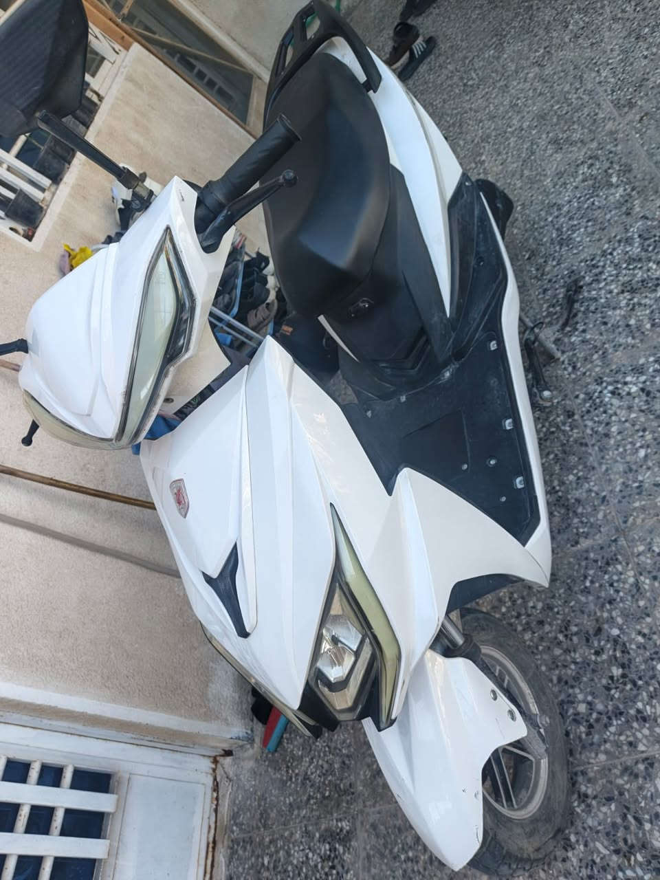 دراجة سكنس 2025
دراجة نظيف جدا 

مستخدمه استخدام منزلي 

شاحنتها اصليه (تقبط شحن وتفصل وحدها يعني خليه على الشحن وروح نام ) 

:

 السرعة توصل لـ 70 كم/س

 البطارية تمشيك تقريبًا ساعة ونص تشغيل

 شحن كهرباء بيت عادي

 هادئ جدًا أثناء المشي

 كرسي مريح

 مرايات جانبية

 إضاءة أمامية وخلفية

 بريك أمامي وخلفي

 وياه خوذه هدية 🎁 

وستان مبايل هديه 

وسيار كهرباء طوله ٥ متر هم هديه 

السعر ٥٥٠ من الاخير 

مكاني البياع 

راسلني وتدلل


**إذا كنت صاحب هذا الإعلان وتريد حذفه لأي سبب، رجاءا أرسل رسالة إلى الدعم الفني**