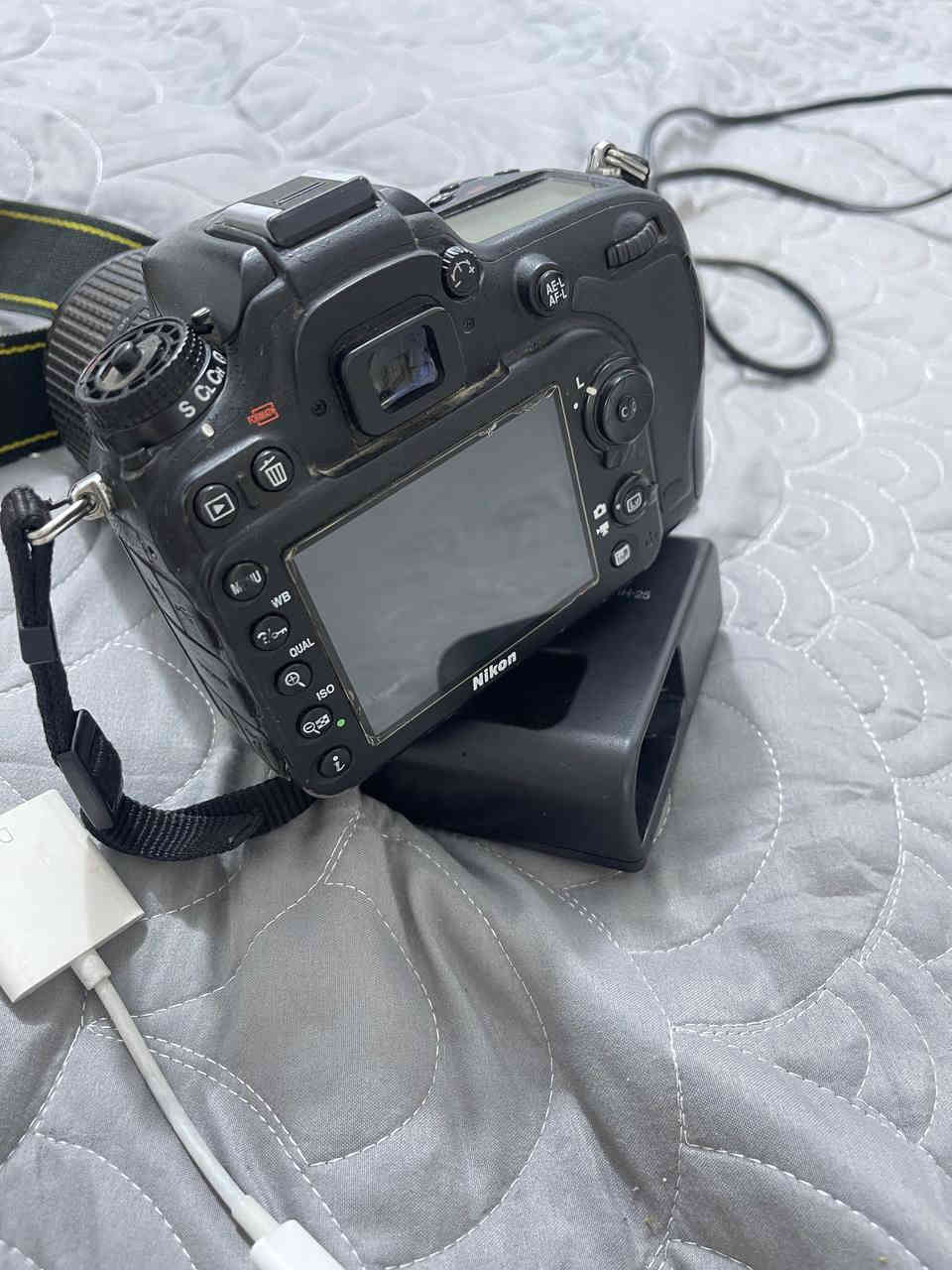 🔹 الحالة:استعمال وسط
🔹 العدسة:  18-140 
🔹 الملحقات: بطارية أصلية + شاحن أصلي

✨ مميزات الكاميرا:

دقة 24.1 ميجابكسل

تصوير فيديو Full HD

شاشة 3.2 إنش عالية الدقة

نظام تركيز تلقائي سريع ودقيق

💰 السعر المطلوب: 300 قابل للتفاوض
📍 الموقع: (كربلاء)
📞 للاتصال/واتساب: ***********
