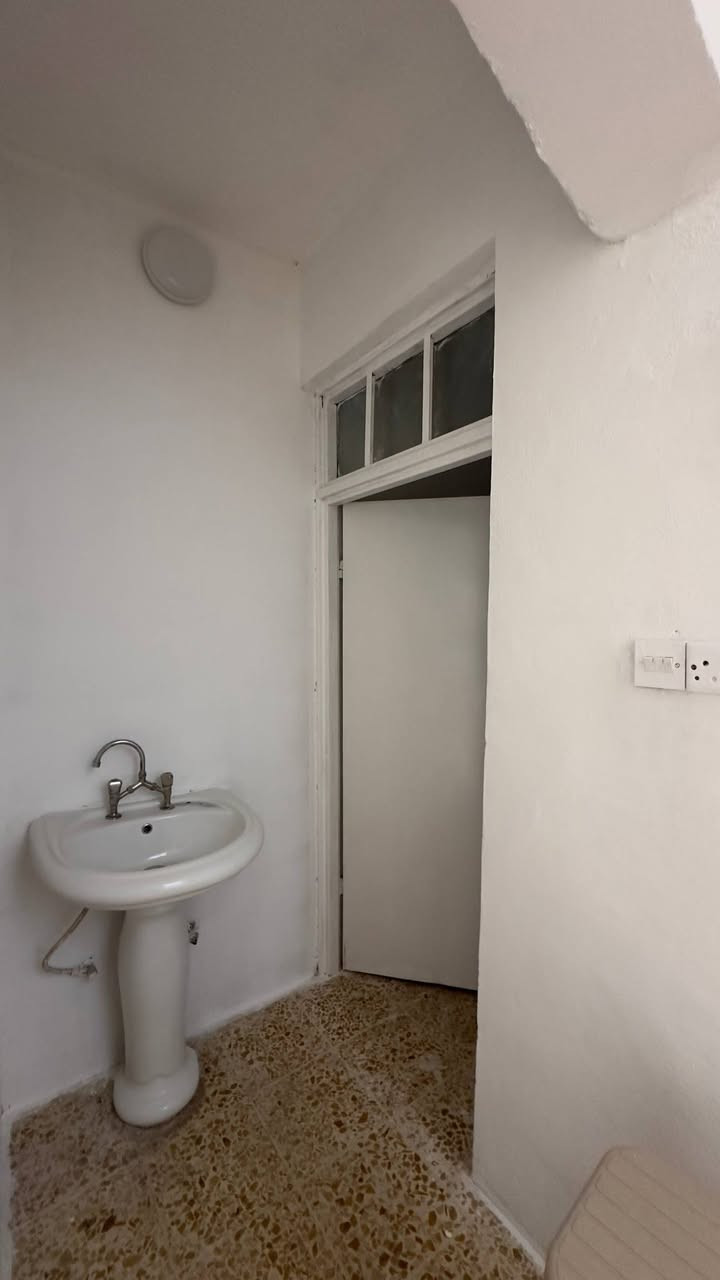 شقة للايجار في حي البريد
مساحة ١٠٠ متر طابق ثاني تحتوي على غرفتين وهول ومطبخ وصحيات
بناء قديم نظيف
بدل الايجار ٣٥٠ الف مع تامينات ٣٥٠

مكتب صفوان السنجاري 
***********
***********
