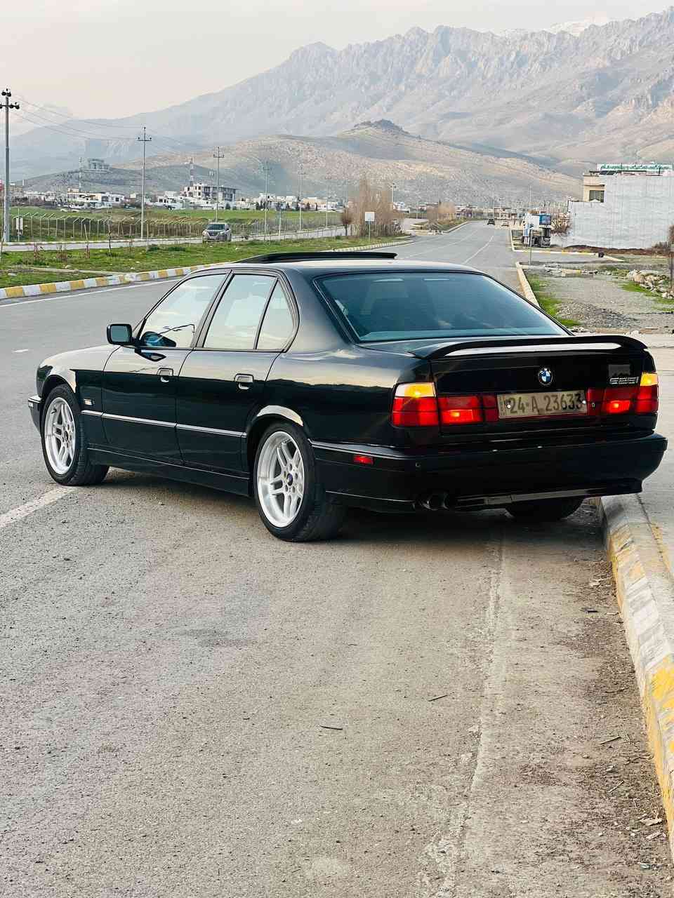 سلام عليكم سياره بي ام دبليو مويل 1994سياره كله M  525 سياره  جديده بمعنه كلمه تريد وكاله تريد تحويل سنويه بسمي  جديد ٣١هزه جديد سياره فول فول حساس دعاميه شغال  سعر سياره 85 وبيه مجال*********** مكان ساره سليمانيه
