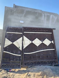 باب حديد ثقيل • عرض ٣م • ارتفاع ٢.٥م