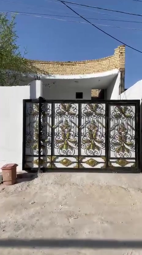 سلام عليكم منزل البيع  موقع الصالحيه شارع لواء قرب جير ليطالي بمساحه 200 متر يحتوي البيت علئ 3 قرف نوم وصاله وستقبال  ومناور 2 ومطبخ وكراج صحيات 3  بناء طابوق بل كامل كونكريت درج خارجي بناء حديث  20 متر علئ شارع العام  رقم تواصل ***********
