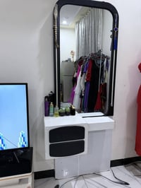 مرايا • صالون • حلاقة