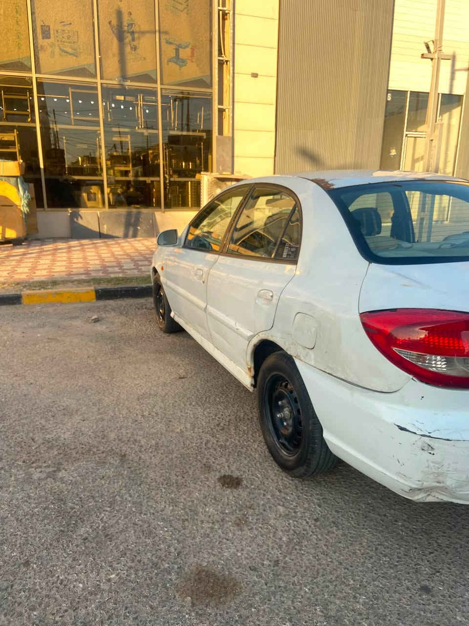 للبيع : كيا ريو موديل 2004
محرك 1400 , كير اوتماتيك , تبريد شغال 
كهربائيات شغالات, حدادية جيدة , الاطارات جيدة 
تحتاج السيارة الى باتري وتبديل بوربرين احد الاطارات فقط .
سنوية نفذت في شهر 11/2025 , الماني مثنى 
وأتعهد بإيصالك إلى المالك .
السعر 38 ورقة 
المكان النجف حي السعد متنزه الشراع 
رقم الموبايل ***********
