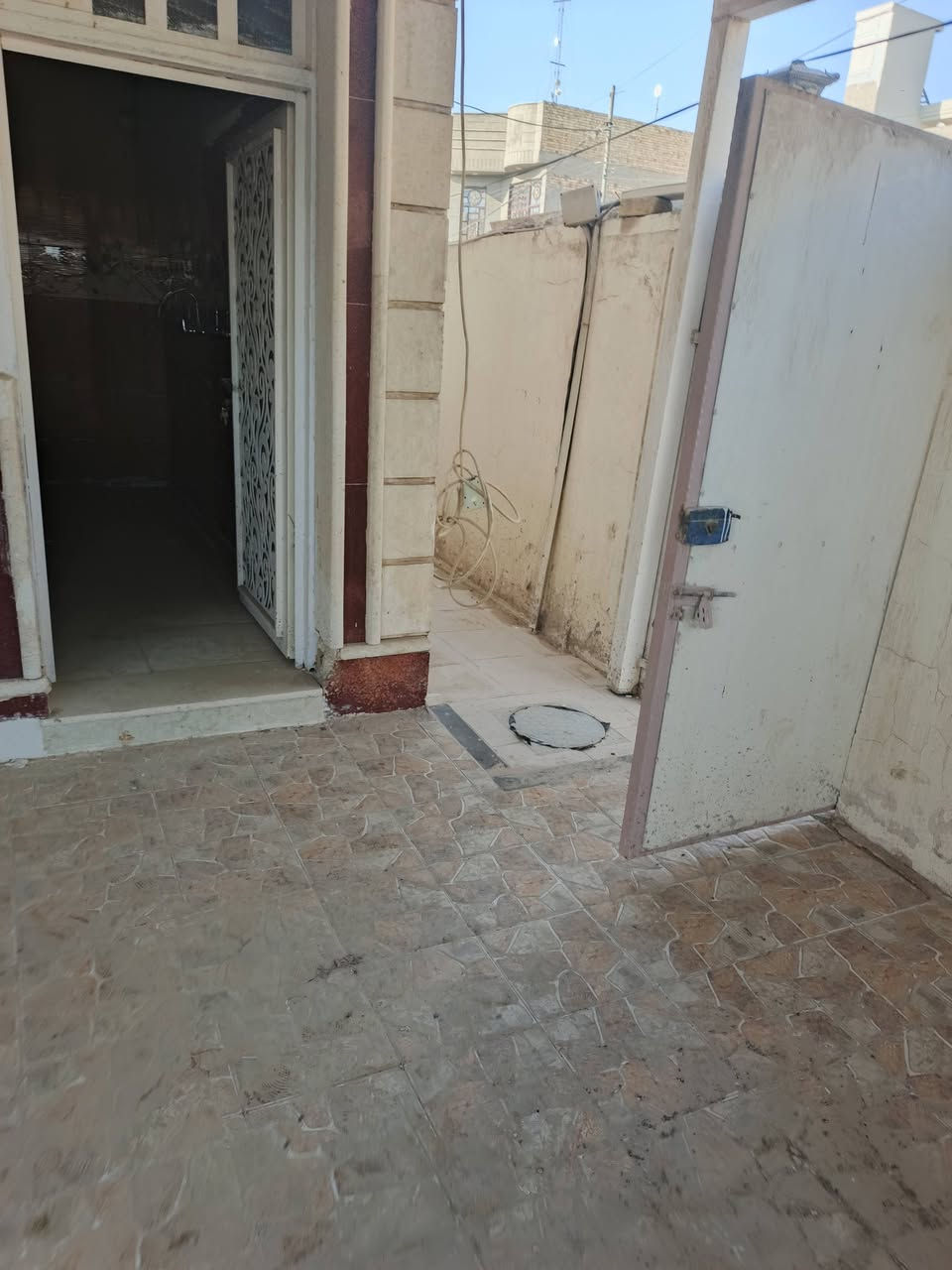 للبيع بيت طابو صرف حي الجامعه خلف مكتب محمد نوري المساحه 250م يقع على ساحه خضراء طابق واحد كونكريت يحتوي على غرفتين نوم صاله براني مطبخ استقبال صحيات للاستفسار مراجعة مكتب الساقي للعقار حي الجامعه مقابل عامود 588 ع الشارع العام مباشر قرب شارع 20
الاتصال ع الارقام 
***********

***********
