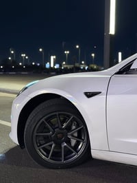 البيع تسلا مودل 3 موديل 2023  ماشية 27 الف  السعر 175  حادث جاملغ وباب...