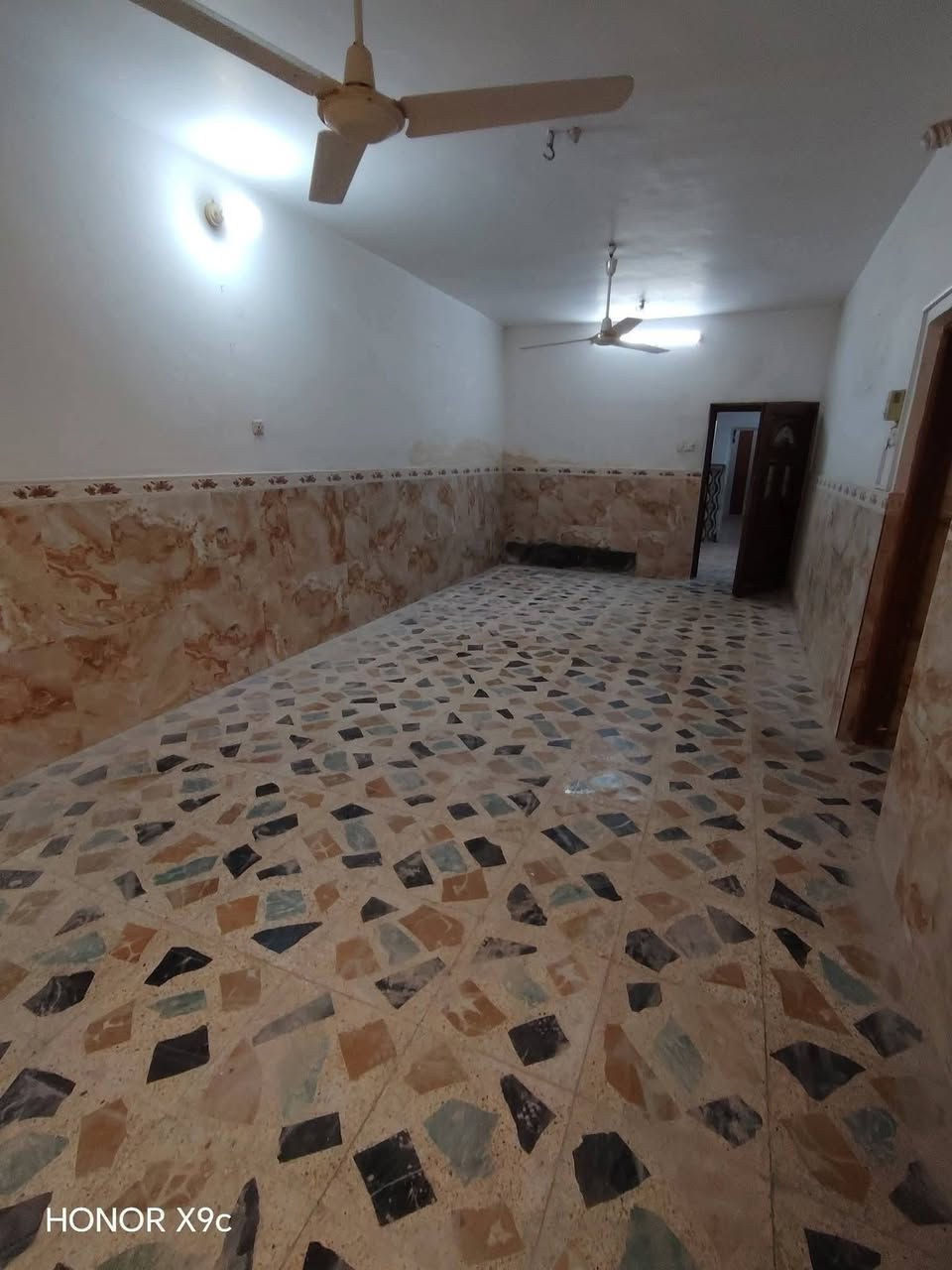 بيت للرهن على متنزه طابقين شيلمان نظيف 

الطابق الاول غرفتين وصاله ومطبخ واستقبال 

وصحيات داخليه وخارجيه ومكشوفات 

الطابق الثاني غرفتين وصاله العنوان حي ميسان قطاع 73

 قريب على مجسرات الزهراء منطقة كلش هادئة

مدة الرهن سنة فقط للاستفسار ***********
