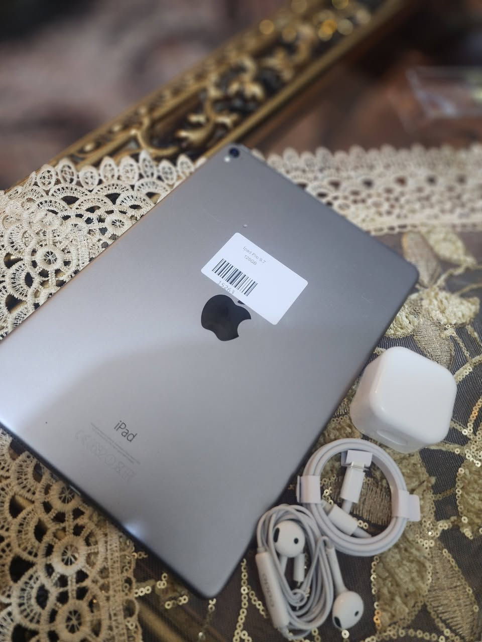 ايباد برو9.7 
ذاكرة 128 كيكا 
نموذج M
شحن ممتاز جدا
وياه شاحنة اصلية وسماعات 
السعر 160الف قفلة بغداد 
***********
