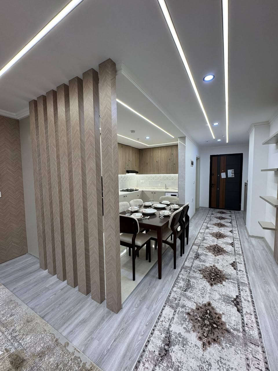 شقة ثلاث غرف و صالة #للایجار 
مؤثث vip ،  اثاث زیرو ، ممسكونة 
مساحة 170 متر ، طابق 4
مجمع سكنی واو تاورز 
التواصل 0750 444 7409 
التواصل ***********
