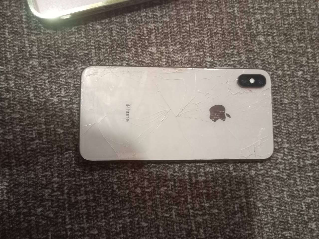 سلام عليكم ايفون اكس اس ماكس نضيف مبدل بس شاشه اصليه ذاكره 256 بطاريه 75 وكف بس فيس أيدي بل تحديث مكاني بغداد سعر 150 وبي مجال قليل ***********
