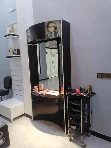 كراسي عدد 5 
ميزمرايه يحتوي شاشه بلازمه عدد 3
ميز مرايه مقوس عدد 3 
مغسله شعر عدد 1
كرسي بدكير مساج ابو الدوش كهربائي عدد 1
ستول مع ستيج كهربائي بالكامل ويتحول كرسي تحكم كونترول عدد 1
فاترينات تعاليك عدد 2 كلهن براندات مهتم يتصل 
***********
‏‪0773 374 3476‬‏
