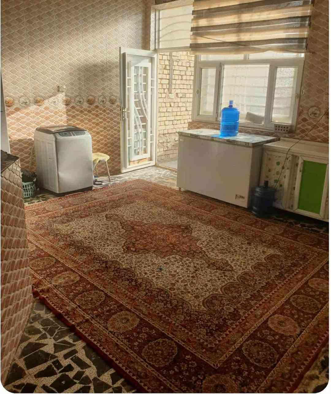 بيت بحي الفارس 200م ثاني بيت عن الركن مقابل حديقة بداية حي الفارس قرب المحطة موقع جيد جدا طابق واحد والطابق الثاني غرفتين الاماميات مهيكلات فقط والطابق الارضي غرفتين وصالة استقبال مطبخ حار بارد صحيات داخلية خارجية سعرة 260 مليون رقم التواصل ***********
