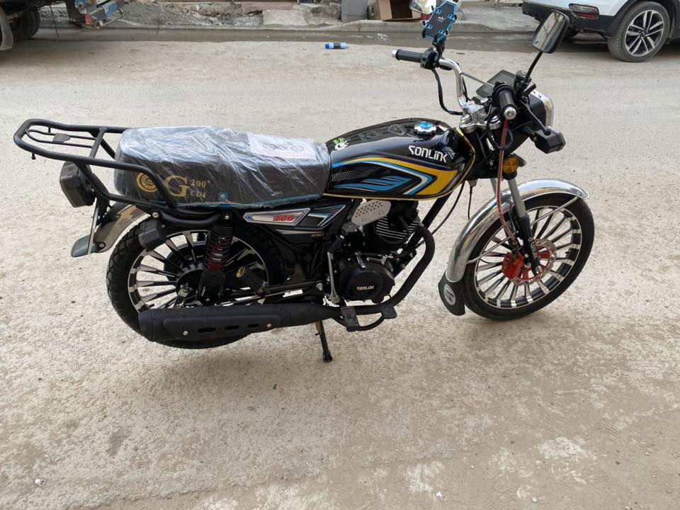 دراجة سونليك سيفان 200cc لون اسود ومكينة سودة،زيرو ماشية اقل من 10km…صارلها 3ايام طالعة من المعرض بعدها داخل الضمان كاملة على آخر حبة مكفولة من كلشي…رقمي بي واتساب ***********.
