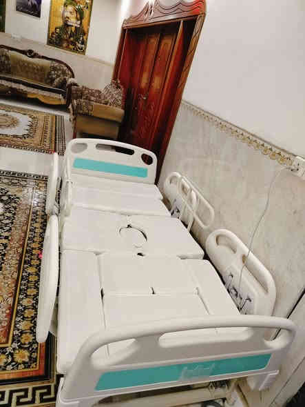 سرير طبي كهربائيه للبيع باحدث أمواصفات متعددة الاستعمال بيها 5حركات 
 تصعيد وتنزيل وتقلب ع جانبين وفيها مرحاض للمريض وفيها ميز طعام وفيها حامله مغذي 
اخذناها بلميون ونص نريدها بمليون 
للتواصل ع رقم .***********
