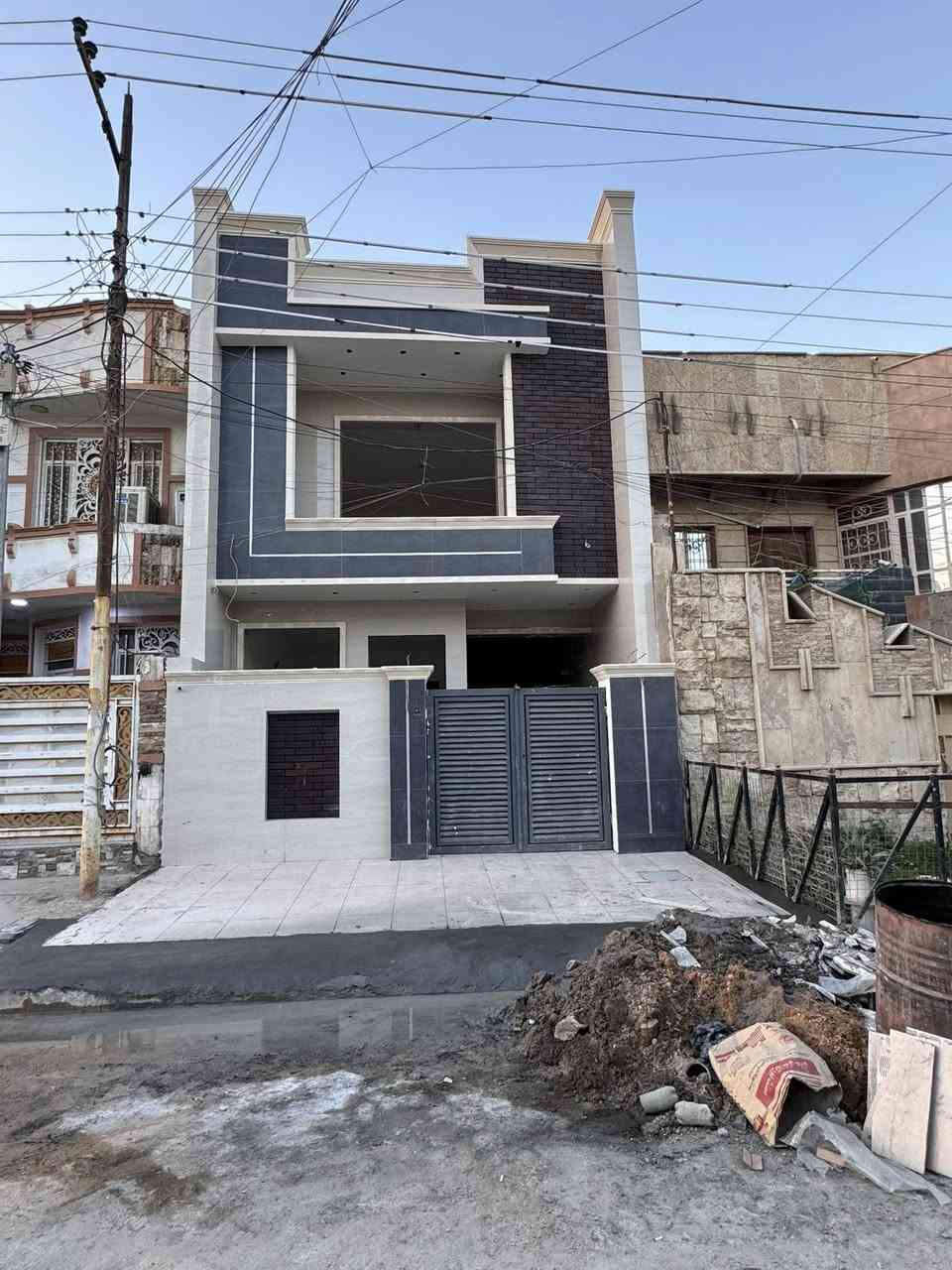 السلام عليكم 

دار للبيع 120م في حي الجهاد منطقه الأساتذة 
خلف اربع شوارع مباشر كما واضح في الصورة 

/علئ شارع 15متر رصيف 4متر 

الدار يحتوي على 3طوابق 

تسليم مفتاح كأمل  

مساحه 120متر

(واجهه6متر  20 متر ) 

الطابق الاول يحتوي على/كراج /صاله /مطبخ و مطبخ حار / هول داخلي كبير / شلال داخلي/ غرف نوم /  صحيات/ مناور خلفي 

الطابق  الثاني يحتوي على/ غرف نوم عدد(2سويت )مفصوله 

الطابق الثالث  يحتوي على/ غرف نوم كبيرة/ مطبخ 
صحيات/ سطح امامي 

واجهه بورسلين إسباني 
ارضيه مرمر 
سيراميك المطبخ  وحمام ألواح  هندي تصفير 

استفسار اتصال 

((((*********** ))))
