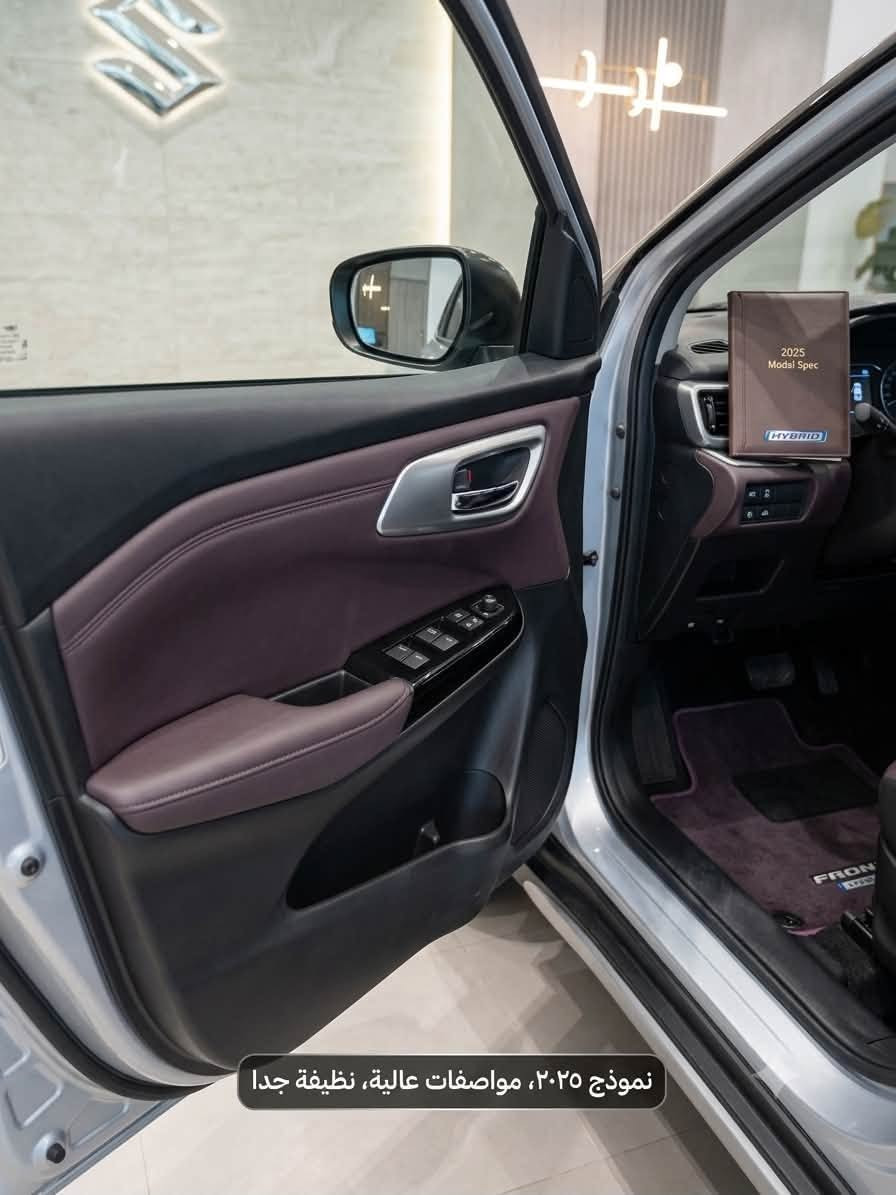 الماركة والنوع: سوزوكي فرونكس (Suzuki Fronx) - فئة الهجين الذكي (Smart Hybrid).
 الموديل: 2025.
 الوضعية القانونية: رقم بغداد، حرة (غير مطلوبة)، تحويل سنوية مباشرة.
 المسافة المقطوعة (العداد): 13,000 كم فقط (بحالة الوكالة).
 اللون: فضي ميتاليك مميز مع سقف أسود ملوكي بلونين (Two-tone).
⚙️ الحالة والمواصفات:
 حالة السيارة: بحالة ممتازة جداً ونظافة تامة، كير ومحرك وبودي بشرط الفحص (شغل واطلع).
 المواصفات الداخلية:
 شاشة عرض لمس وسطية تدعم كافه الأنظمة الحديثة.
 تحكم ستيرنج كامل.
 مقاعد مخمل بلون غامق وتصميم أنيق ومريح.
 فتحات تكييف خلفية منفصلة.
 زجاج ومرايا جانبية كهربائية.
 المواصفات الخارجية: إضاءة LED أمامية حديثة، حساسات خلفية بلادي، سبويلر خلفي رياضي.
💰 السعر وتفاصيل التواصل:
 السعر المطلوب: 165 ورقة ($16,500 دولار أمريكي).
 مكان المعاينة: بغداد


**إذا كنت صاحب هذا الإعلان وتريد حذفه لأي سبب، رجاءا أرسل رسالة إلى الدعم الفني**