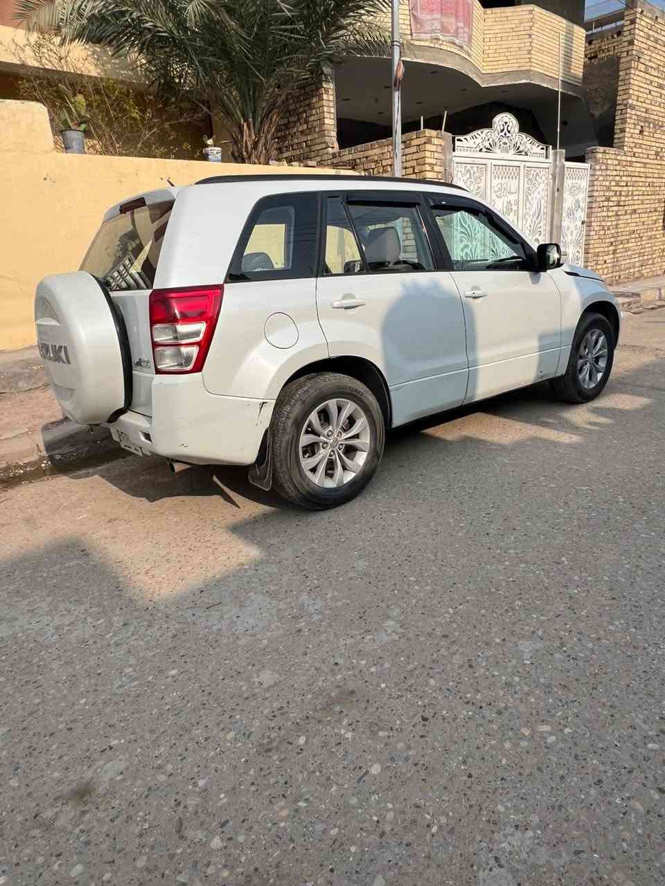 سوزوكي گراند فيتارا موديل 2014 (ياباني  )
فووول مواصفات ماعدا الفتحه 
السيارة وارد خليجي (استيراد الشركة العامة)
سعة المحرك: 2400 (بنظام دوش)
كير: اوتو ATF (المرغوب) بنظام اربع سرعات
فور ويل 
دفع رباعي  (مع ازرار تحكم بالدفع الرباعي)
السيارة بيها نظام تشغيل ذكي
ثلاث بصمات دخول
مثبت سرعة
تدفئة تبريد ثلج
كشنات 
اشاير بالمري
تحكم بالمري
تحكم ستيرن 
حساسات خلفية
ايرباكات
تخم تايرات جدد
رقمها بغداد المرغوب مشروع وطني 
سونار جديد 
هزه جديده
السيارة كاملة ومرتبة

السعر ١١٠ وبيها مجال واذا اكو مراوس هم عادي


**إذا كنت صاحب هذا الإعلان وتريد حذفه لأي سبب، رجاءا أرسل رسالة إلى الدعم الفني**