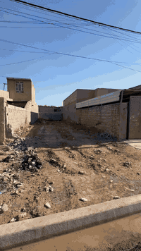 قطعه ارض تجارية للبيع المساحة 150 متر الواجهة 6 متر والنزال 25 متر  طابو زراعي سند 25 تاخذ نسخة من السند وتروح لطابو الشعب مباشرة على الشارع العام عرض الشارع 20 متر مباشرة يطلعك للشعب تبليط ورصيف 4 متر القطعه بيها صوندة مي وبوري مجره مصبوبة وجاهزة للبناء معروضة عند مكتب الغدير للعقار الفرع الثاني *********** بي وتساب
