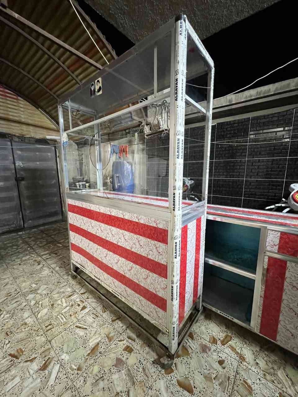 للبيع جام خانه ألمنيوم مترونص رتفاع مترين 10 وميز طول ثنين ونص وعارضه تركي مكاني بغداد حي النصر ***********
