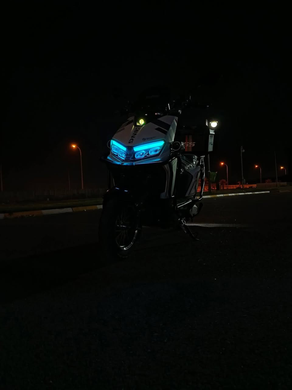 السلام عليكم 
دراجه للبيع فول مواصفات:

بيه نضام بك (R)يعني الدراجه ترجع وره ✅
بيه نضاف البارك(P) ✅
بيه مثبت سرعه ✅
و اشاره يمين يسار و كلش مميزه ✅
و تشغيل عن بعد و 🔒 و فتح و انذار عن طريق البصمه و بالمفتاح قفل استيرن و فتح الصندوق ✅
و اكو صندوك جوه المقعد و صندوق اني شاده لي وره يعني لا تهتم بالمسواك ✅ 
و بيه أربع عدسات بلادي و اني ضايفله اثنين خارجيات يعني 6عدسات كلش قويات و بيه عالي و ناصي و رماش✅
و البريك دسك أمامي خلفي دهن كلش قوي✅
و دبلات أمامي خلفي رياضي ولا تحس بالطسه✅
و شادله درع كل الدراجه و مسند للرجل السايق✅
و بيه شاشه تقره السرعة و تقره العطل و تبينك نسبت الشحن 🔋🔌✅
و اني شادله مرايات كاربون فايبر و كم قطع بالدراجه هم بيه كاربون فايبر و كلش مميز و يطي طابع رياضي ✅
و تايراته عراض و جبلي✅
وبيه ستاند جانبي و ستاند تعليك✅
‏‪
السعر على الخاص هذا الرقم ***********‬‏ دزي و تدلل 
مكاني بغداد بسمايه
