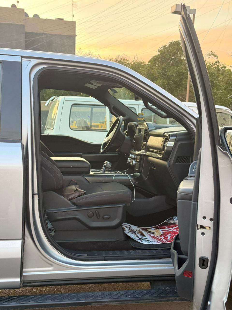 ﷽

‎‏‎ ⚜️للبیع

‎‏‎‏⚜️ FORD F-150 XLT ⚜️ / 2023
للبیع فورد F-150 ⚜️

لون ; رمادي ممیز🪽

مودیل ; 2022

مواصفاتها XLT : سبورت السياره👇
محرك: 6 سلندر 🔥🔥
محرک:3.5 دبل توربو ⚜️
باب طويل بدي قصير 
كشنات كهرباء 
قاصه دشبول
بريك بصمه
سبير منازل
لايت  LED 
اوتو ستوب 
شاشة الكتروني 📱
التحكم في وضعيات القيادة 🔥
رادارات (خط مسار * جانبي * خلفي)☑️
تخم حساس ✅
كاميرا خلفية🎥
ويل كروم اصلي 🛞
رادار توقف ذاتي 
بلجكتور ليت بيلادي ◽️
تحديد مسار 🚦🚥
شاحن تايب سي ⚡️
سستم شاحن الایفون 📞
شاحن 🔌 USB

السياره جديده 

 السیارە ماشیە ٣٤ ألف   

السیارە حادثها بجم بس وصلت العراق محرك شغال وتمشي. 
البنيد مبدل نفس اللون جاملغ ايسر مصبوغ والباب مال السائق والخلفي على ربع الباب أو شويه اكثر صبغ بسبب ضربه خفيفه والجاملغ الايمن بالحافة الفوك صبغ قليل جدآ📌

سعرها: ٢٩٨ وبيها مجال

للأستفسار الاتصال على ; *********** بغداد, العراق
