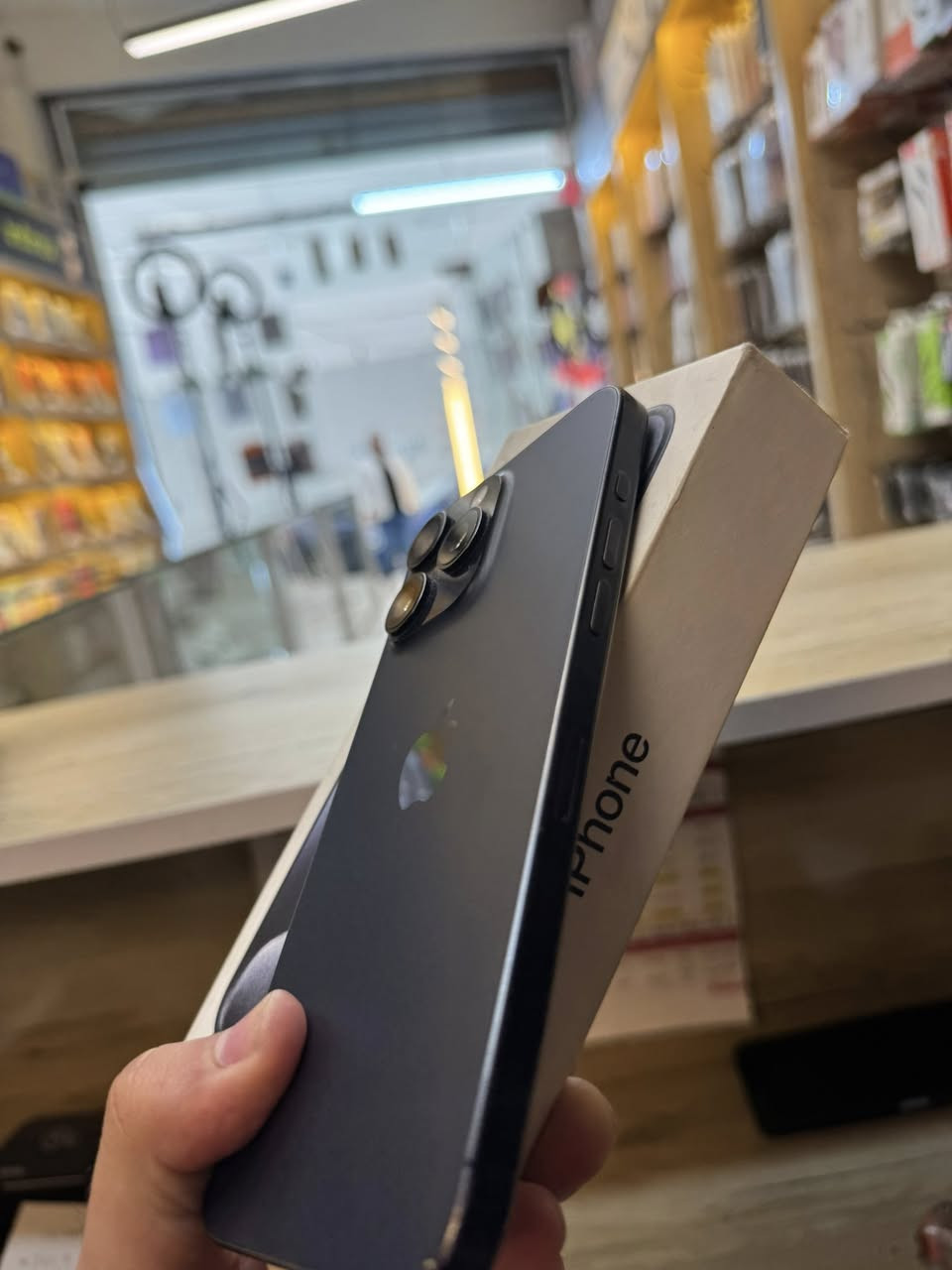 15 pro max 256 دبل سيمكارت
سعرة فقط ب885 الف بطارية 🔋83 بي كم شخط فقط 
مكان دورة. ***********
