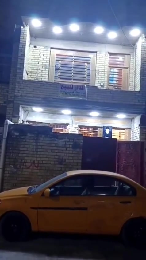السلام عليكم 
بيت بناء حديث ١٠٠متر نزال ٢٠ زراعي سند ٢٥ طابقين ونص استقبال وصالة 
و٤ غرف و٤ حمامات وترك تانكيات ثنين وسخان سيراميك هندي كامل البيت الطابق الاول كاشي عراقي والثاني والثالث بورسلين الدرج مرمر جميع كهربائيات البيت من شركة بترة الاردنية من ضمنها البنكاة المكان السدة (بيت غلام)قرب ساحة زمن 
للتواصل عبر الارقام
***********
***********
