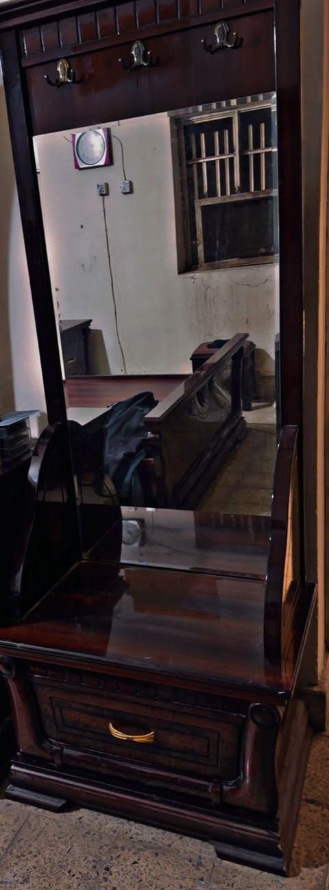 غرفه للبيع متكونه من ٩ قطع استعمال كم شهر نضيفه شخطه مابيها السعر ٧٥٠ وبيها مجال عنوان بغداد شارع فلسطين ***********
