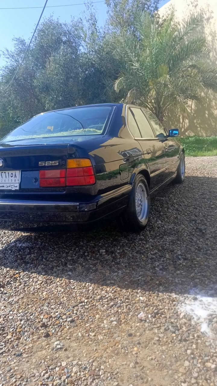 bmw 525
موديل 1994 نظيفة كاملة مكملة 
السعر 58 بي مجال حگ الجية 
استفسار خاص موجود 
وهذا رقمي ***********
