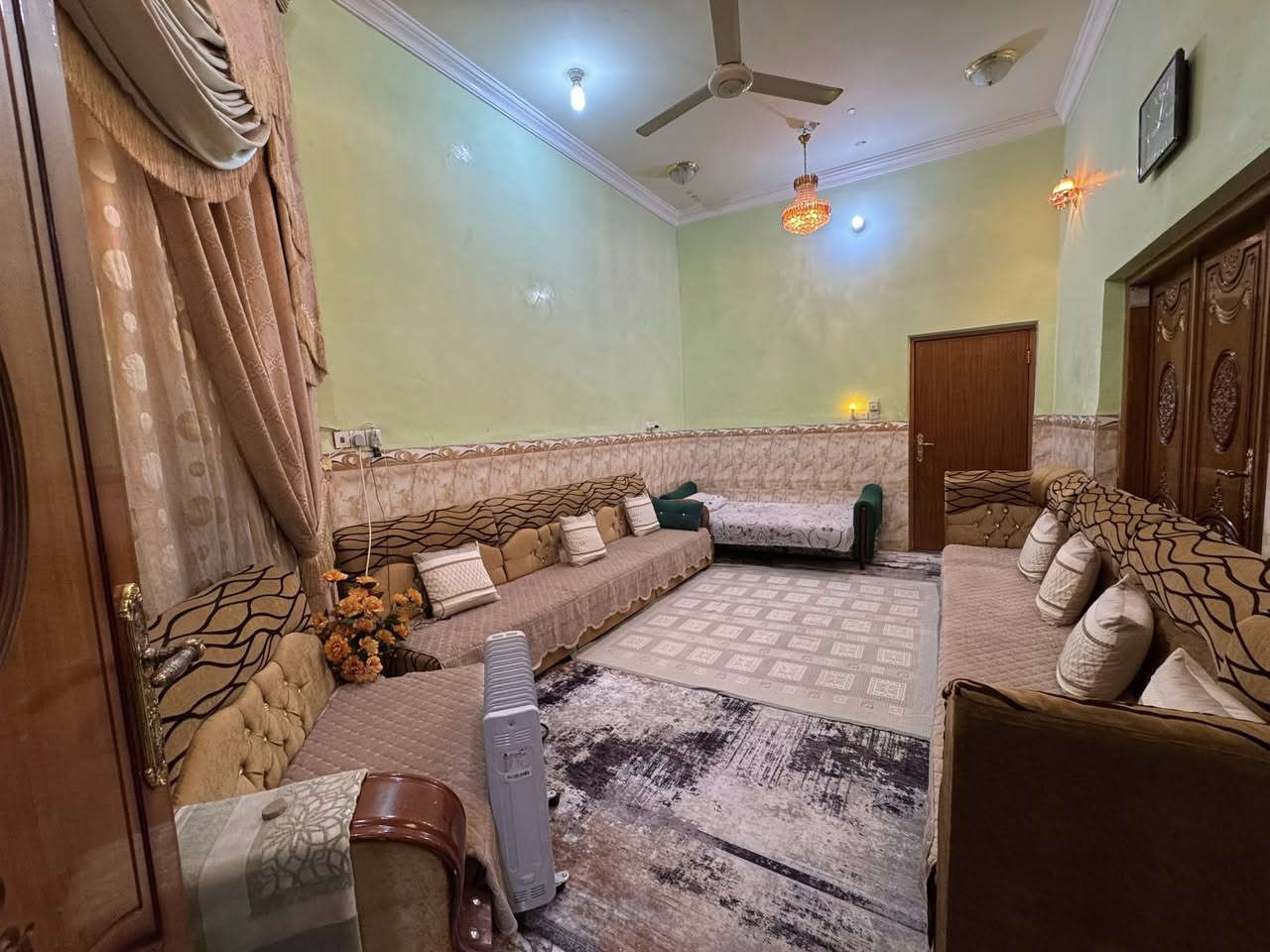 بيت طابو صرف مساحه 320م 
حي دولار خلف الشارع العام خلف الفضيليين 
بناء طابوق كونكريت رباطات 

يحتوي الطابق الاول 
على استقبال وهول وصاله 
ومطبخ حار وبارد 
وغرفتين 
ومجمع صحيات عدد 3 
وترك دوار 
وحديقه خلفيه كبيره وساحه اماميه 

يحتوي الطابق الثاني 
على 3 غرف 
وصاله ومجمع صحيات 

السطح شتايكر 
البيت غالي عن الشارع 
مجاري دفن 
السعر على الاتصال او خاص رجاءً 

واتساب *********** علاء بدر
