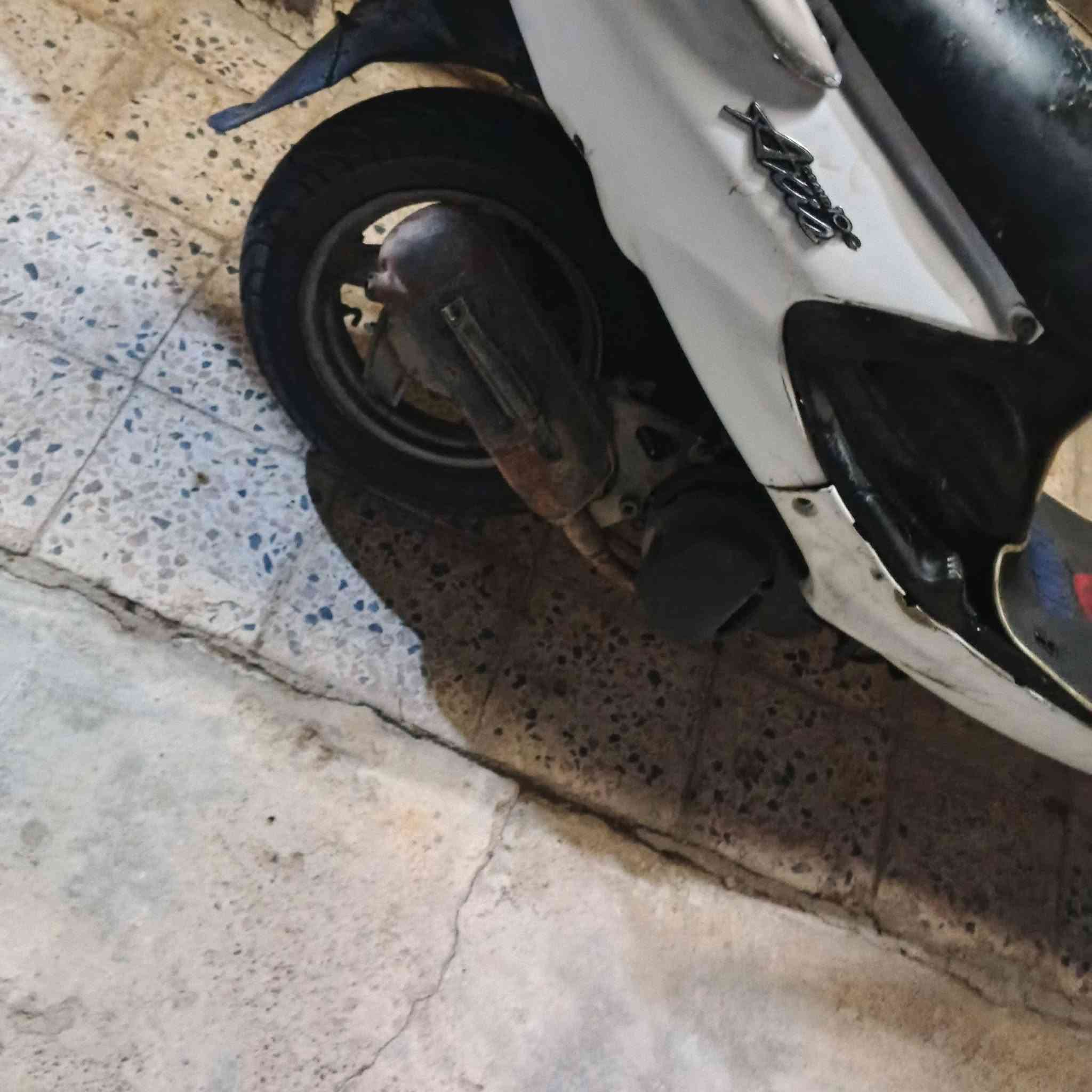 دراجة نارية دولفين شرك هندر وسلف شغال  شرط من اول مرة + الدراجة فقط العداد السرعة غير شغال + بعض الخدوش في الدرع 
 للتواصل خاص  او على الرقم *********** السعر 300 وبي مجال كلش بصيط للطيبين
