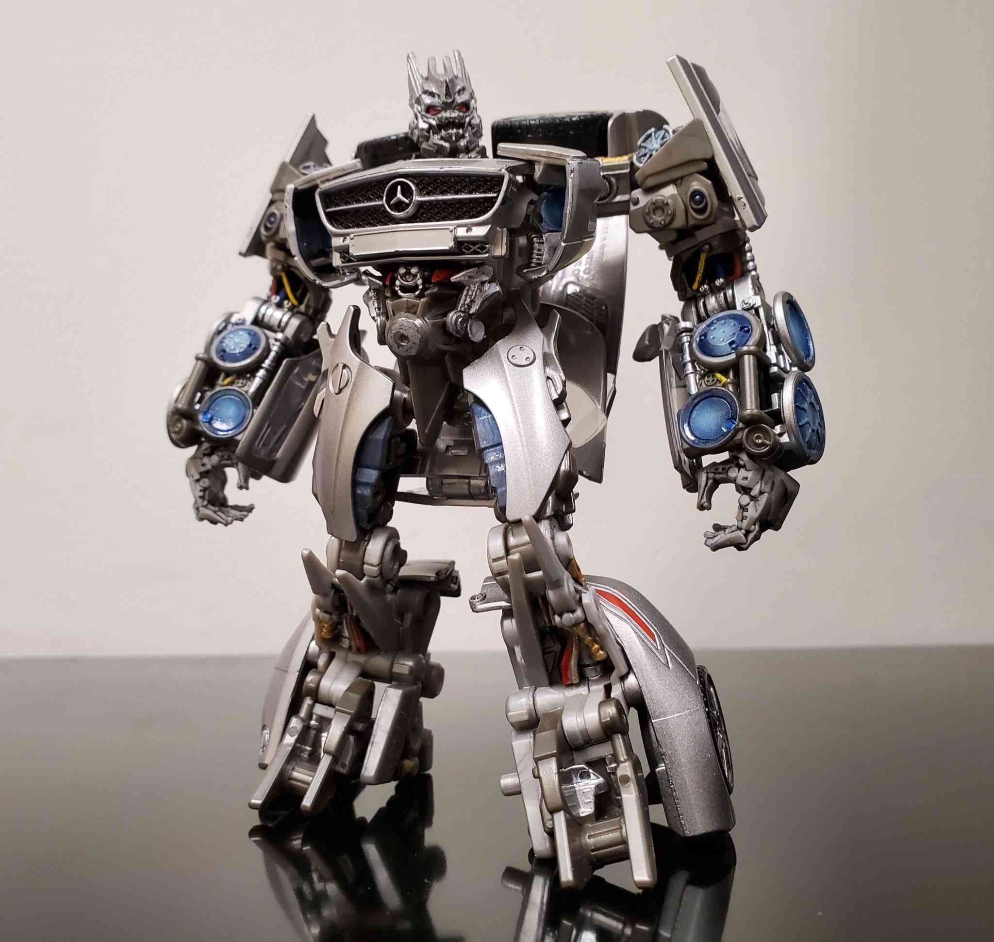 مجسم "ساوندويف" (Soundwave) من سلسلة "ترانسفورمرز ستوديو سيريز 51" (Transformers Studio Series 51) الفاخرة.
الشخصية: يمثل المجسم شخصية ساوندويف كما ظهرت في فيلم Transformers: Dark of the Moon.المميزات: يأتي المجسم مع ملحق لشخصية "ليزربيك" (Laserbeak) الصغيرة التي يمكن تركيبها على ذراعه.التحول: يمكن تحويل المجسم من وضع الروبوت إلى وضع السيارة (مرسيدس بنز SLS AMG) في 19 خطوة.
المقياس: يبلغ ارتفاع المجسم حوالي  (12 سم) 
للمزيد من المعلومات مراسلة الصفحة
يتوفر خدمة توصيل لجميع محافظات العراق 🚕


**إذا كنت صاحب هذا الإعلان وتريد حذفه لأي سبب، رجاءا أرسل رسالة إلى الدعم الفني**