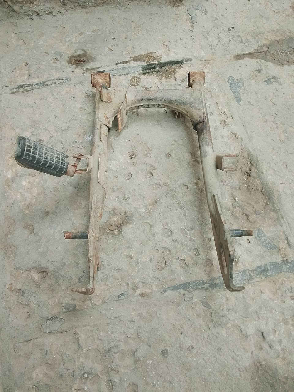 لبيع
تاير جدام جاهز كبل شد
كشن 
ماشه 
جوملغات وره وجدام
دبلات زوج 
تانكي مابيه شي 
صالنصات زوج 
سكان.وزنجيل وبيم 
كلمن وسعره شراي يجي خاص 
مكاني رميثه ***********
