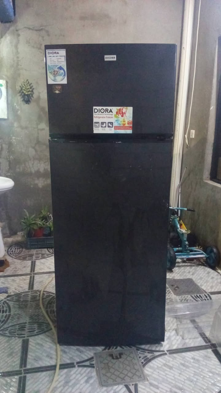 سلام عليكم عندي هاي الثلجه البيع نضيفه حيل بشرط بس الباب الجوه يعوزو لا ستيكه السعر 275 اتصل ***********
