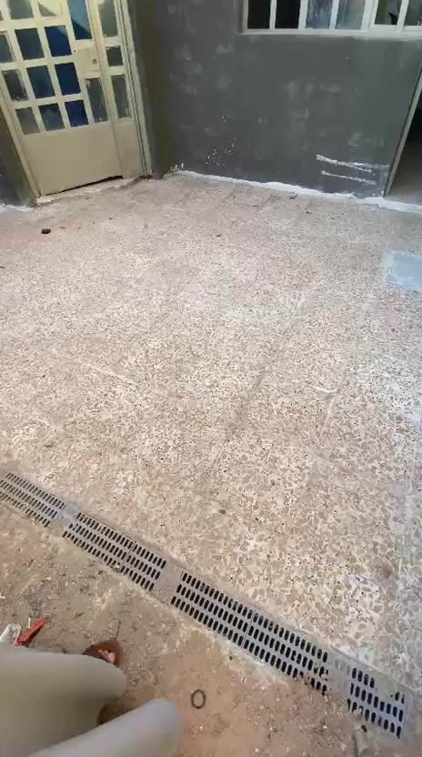 بيت للبيع طابو صرف مساحه 150بيت كامل جاهز سعر 120بي مجال قليل حي بدر. خدمات كامله غرفتين نوم وهول مع ساحه درج ومطبخ وحمام وترك واستقبال ومنور
بيت فارغ رقم ***********احمد للعقار
