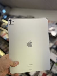 ايباد m4 13 ing  بطارية 97‎%‎ ذاكرة 256  السعر 1200 07710573606