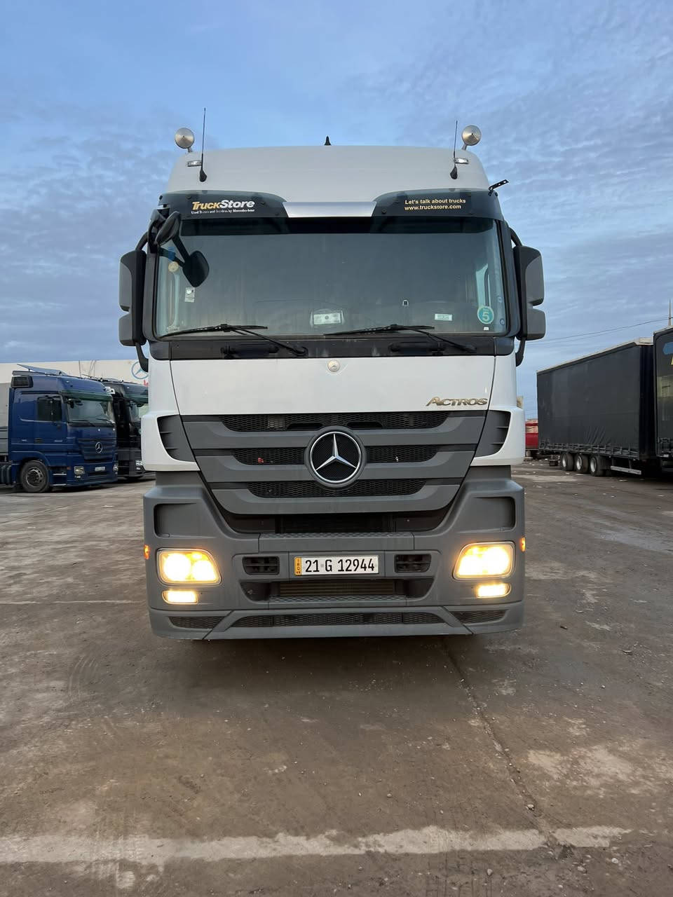 السلام وعليكم اقرأ تفاصيل واتصل ✅↙️
اكتروس ￼ صهريج ￼موديل 2012 حجم 18.44 امامي جابليس 
فول مواصفات بس بدون كاميرا وحساس ريتايدر 5 طقات
ثلاجه تبريد دبل مناميه حاكيه رقم وسنويه جديده طخم تايه 
‏ تانكي فصال الخرسان بازوايا سياره حلوه و نظيفه 
رقم الهاتف قحطان معرض *********** كورك
*********** اسيا معرض ابو قحطان واولاده العنوان موصل برطله سهل نينوى ✅￼
