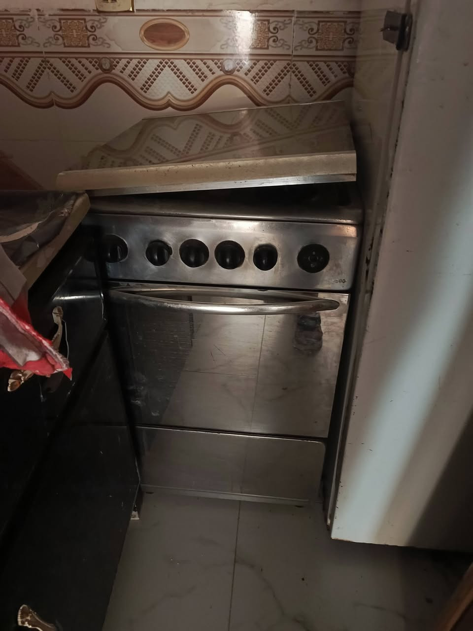 سلام عليكم غراض للبيع كاونتر خشب كامل سعره 100 ولكاونتر ثاني سعره 150 جديد بعده مكسور بي بس باب ومبرده كفيره جديده قيل مشتغله 100 وطباخ نضيف سعره 75 وثلاجه تبريد ثلج مالته ع فحص سعره 75 لستفسار اكثر ***********  بي واتساب او تفضل خاص
