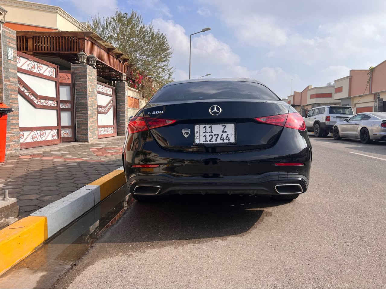 � للبيع مارسيدس C300 موديل 2024

وارد أمريكي
ممشى: 23,000 كم
رقم الشاصي: WIKAF4GBXRR188171

المواصفات:
كت AMG بلادي – ويل AMG
محرك 4 سلندر 2000 تيربو
كير أوتوماتيك 9 سرعات + شفتات ستيرن
زينون مع إشارة LED
كراسي كهرباء (تدفئة + تبريد + مساج)
بانوراما – إنارة داخلية 64 لون
5 أنظمة قيادة
نقاط عمياء
حساسات أمامية وخلفية وجانبية
كاميرات 360 درجة
صندوق خلفي كهربائي
اصطفاف أوتو
شاحن وايرلس
نظام صوت Burmester عدد 15 سماعة

السنوية جديدة
المحرك والكير مكفولين

الحالة:
تقرير غرق
كفالة بدي + محرك + كير + دواخل
بدون ولا قطرة ماي شرط الفحص

📍 المكان: البصرة – مدينة الأمل
💰 السعر: 37500
📞 رقم التواصل: *********** البصرة, العراق
