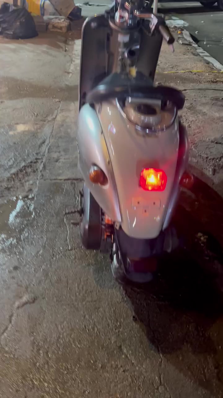 السلام عليكم للبيع دراجه كلاسك خير من الله نكره هندر واحد بك لايت جديد ليه جديده اشاير جديد كامله سوداتها قبع هندر واقيه صالنصه نقص باتري بريكات بل مكان ناعمه لايت امامي شغال سعر 175 بيها مجال مكاني البياع تقاطع درويش رقم ***********
