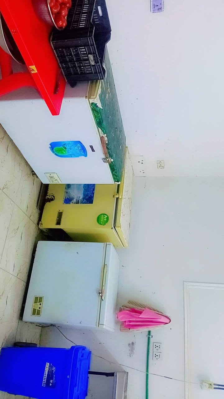 (مطعم لبيع مجهز)
 كامل من غراض مثل ما موضح بل الصور والمقاطع 
الموقع حي العسكري الصدر الرابع قرب جامع زين العابدين على الشارع العام
الستفسار الاتصال على الرقم
  ‏‪***********‬‏

