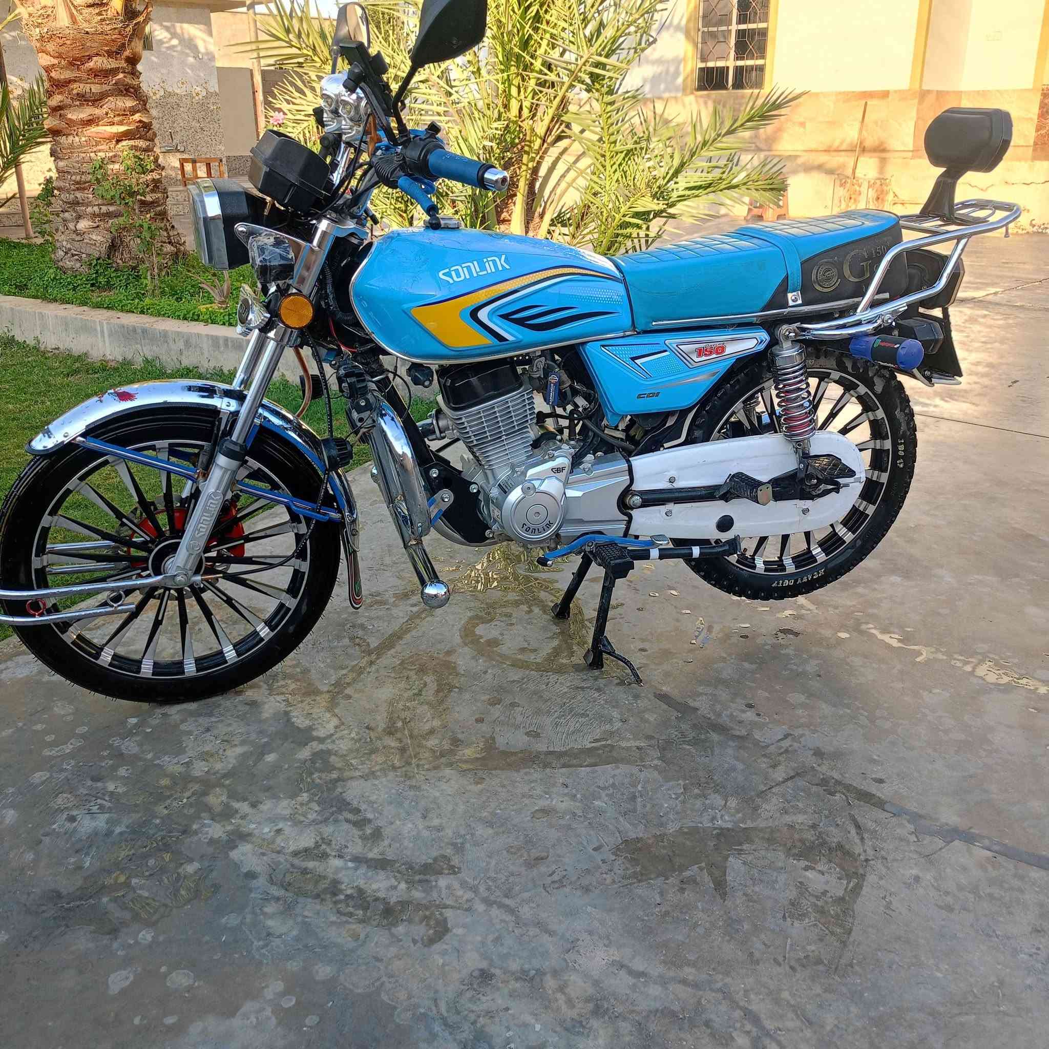 للبيع دراجه سونلك 
محرك 150زنجيل نضافه فول
بعده عله وضع شركه مناقصة برغي 
وياه سويجات 2
بصمات 2
ورقه بدون كمرك 
للتواصل ***********
