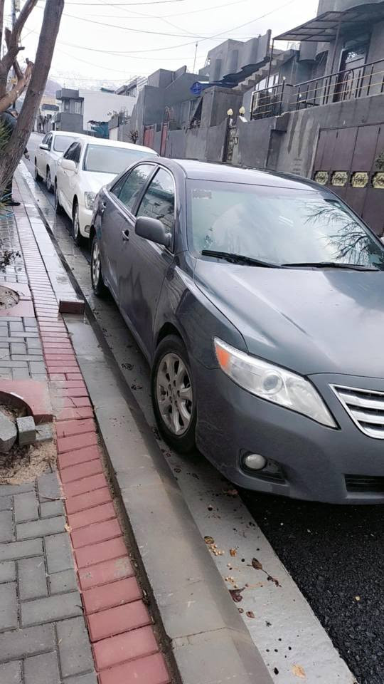 کامری2011
مواسەفات ئەمریکی
مەکینەی نەکراوەتەوە 
سەنەوی تەواو بوە
بە ناوی خۆمانەوەیە
گێڕو مەکینەی بەشەرت
دوای قرچێکی هەیە
پێشی کەپسە
چوار پارچەو نیو بۆیاخە
کەمێ کاڵبونەوەی هەیە

سیعر// 94گەڵاو کەمێک مەجال

شوێن//هەڵەبجەی شەهید

***********

*********** حلبجة, السليمانية
