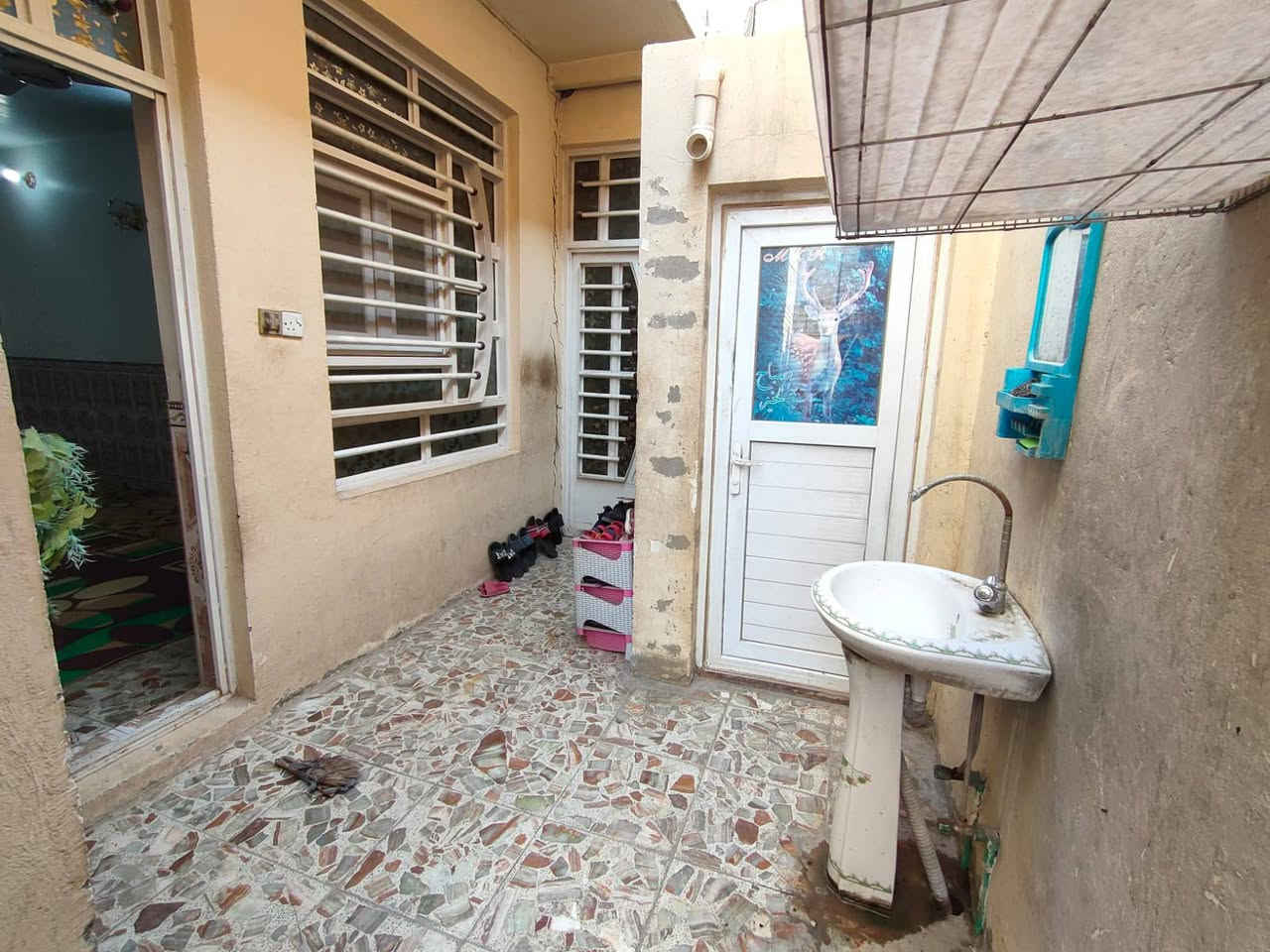 بيت للبيع حي الشهداء مساحة 125 متر دولان بي غرفتين وصالة واستقبال ومطبخ وصحيات داخلية وخارجية و2 مناور البناء مرتب ونضيف والبيت نضيف جدا والسعر جدا مناسب 
للتواصل واتساب (***********)
