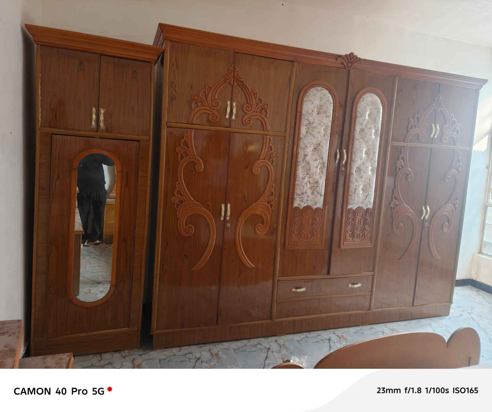 السلام عليكم ورحمه الله
غرفه نوم نجاره جديده مامستخدمه 
مثل ماشوفون كدامكم السعر  مليون وقابل لتفاوض
***********
